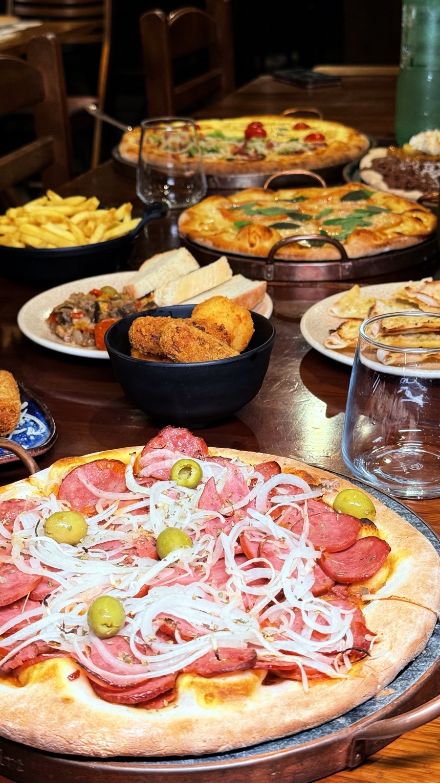 Pizza de calabresa com cebola e azeitonas no rodízio da Duana