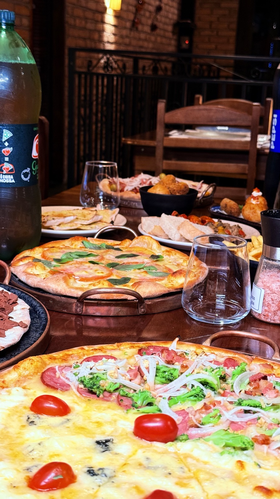Pizzas artesanais saindo do forno na Pizzaria Duana